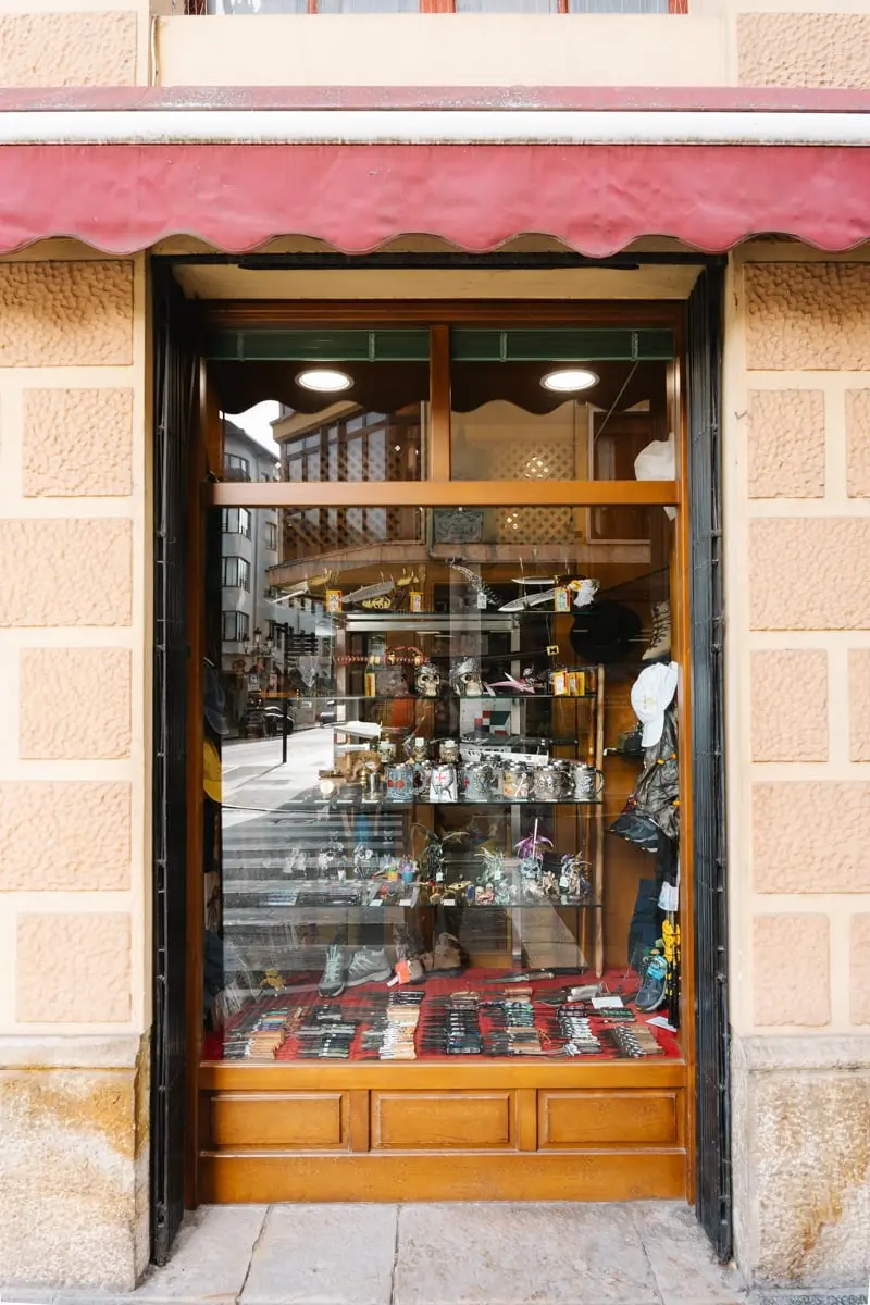 Tienda de recuerdos asturianos en cangas de Onís