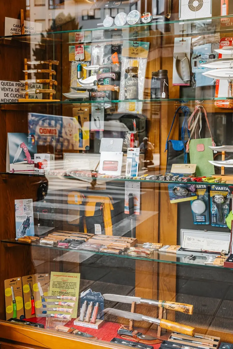 Tienda de recuerdos asturianos en cangas de Onís